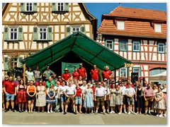 Gruppenbild der anwesenden Helfer vor dem Fest