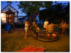 Auch am Spielplatz ist viel los