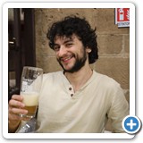 Prost mit dem gutgelaunten Bierzapfer