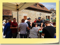 Nachmittags vor dem Brauhaus