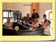 mit vielen Zuschauern