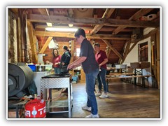 Mittagessen wird in der Küche vorbereitet