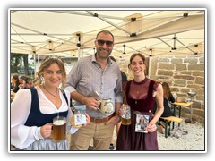 Links: Aischgründer Karpfenkönigin, Svenja I
Mitte: II.Vorstand Matthias I
Rechts:  Bierkönigin von Höchstadt, Tanja I
