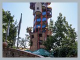 Der Hundertwasserturm der Brauerei Kuchlbauer