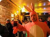 Der rosa biertrinkende Hase !
(Prost)