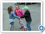 mit freiwillger Tanzgruppe