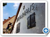 Beleuchtung wird an das  Brauhaus montiert
