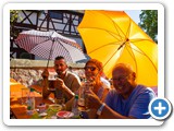 Regenschirme spenden auch Schatten