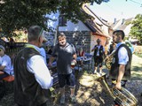 Fest Nachmittag: Gratulation mitten im Sonnenschein