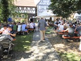 Fest Nachmittag: Schattige Plätze am Spielplatz sin d begehrt