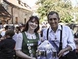 Fest Nachmittag: Vorstand Otto Kirchner überreicht  Bierprinzessin Kerstin unser Braufotosbuch