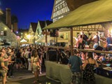 Fest Abends: die Strasse rockt