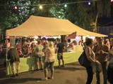 Fest Abends: am Bierstand