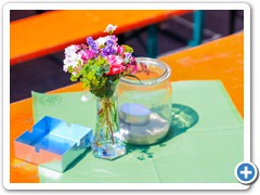 Die Tischdekoration mit selbstgefertigten Aschenbechern und Blumen - kann sich sehen lassen !
