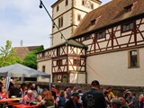 Vor der Kirche