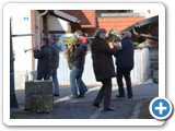 um das Brauhaus (mit Bierträgerin im Schlepptau)