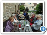 Besucher und Einheimische vor dem Brauhaus