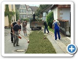 Die Männer streuen den Weg vom Haus zur Kirche