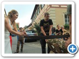 Nach der Kirche: Holzsägen