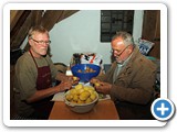 Es werden Kartoffeln geschält