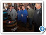 Ulrich Martin gibt ein Fass Spezial-Bier aus.