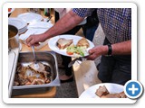 Braten, Semmelknödel, Salat, Bier: alles da!