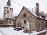 Brauhaus und Schnee im März
