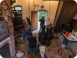 Am Vortag: Fässer werden gereinigt + gefüllt 