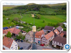Blick von oben auf Unfinden & Weinberge
